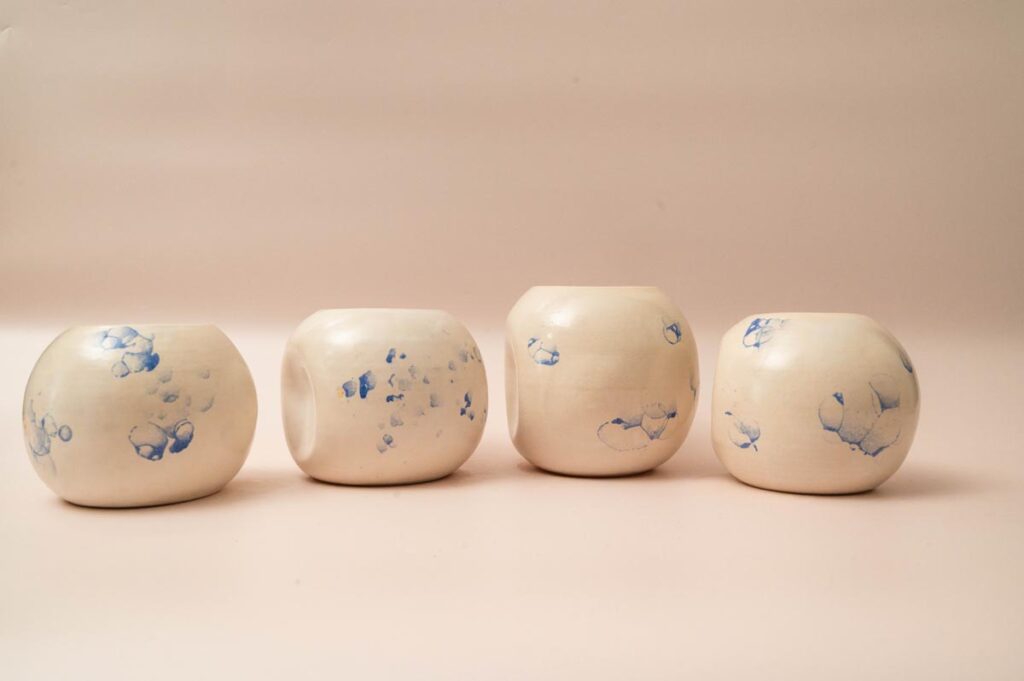 Set van 4 keramieken pinguïn vazen van Keraliek, wit met blauwe bubbels