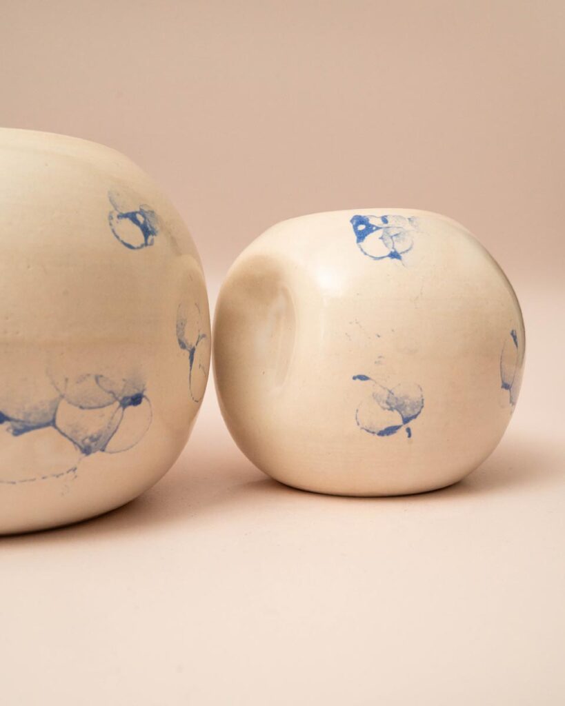 Set van 4 keramieken pinguïn vazen van Keraliek, wit met blauwe bubbels