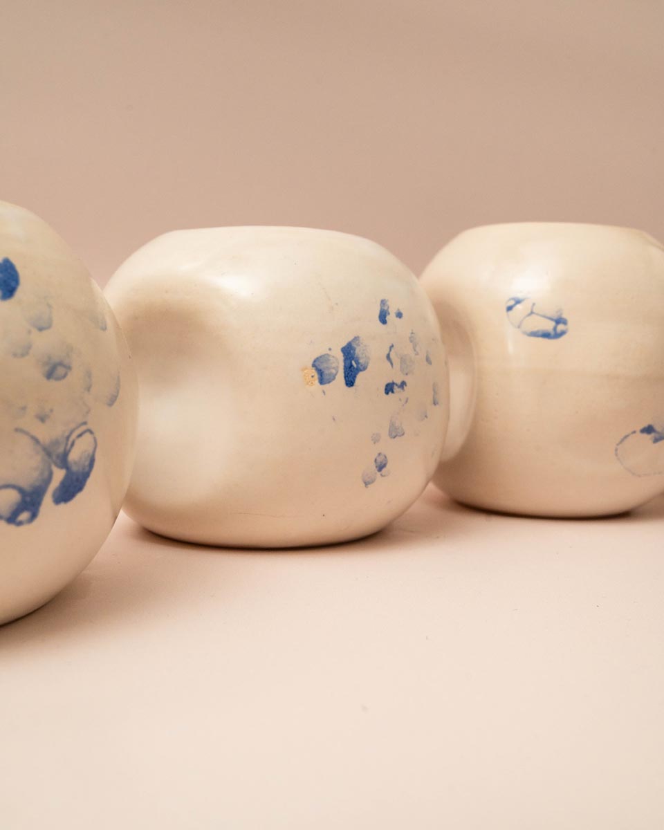 Set van 4 keramieken pinguïn vazen van Keraliek, wit met blauwe bubbels