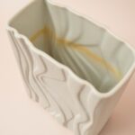 Heinrich Germany witte bisquit porseleinen vaas met 3D relief, gemarkeerd 2085