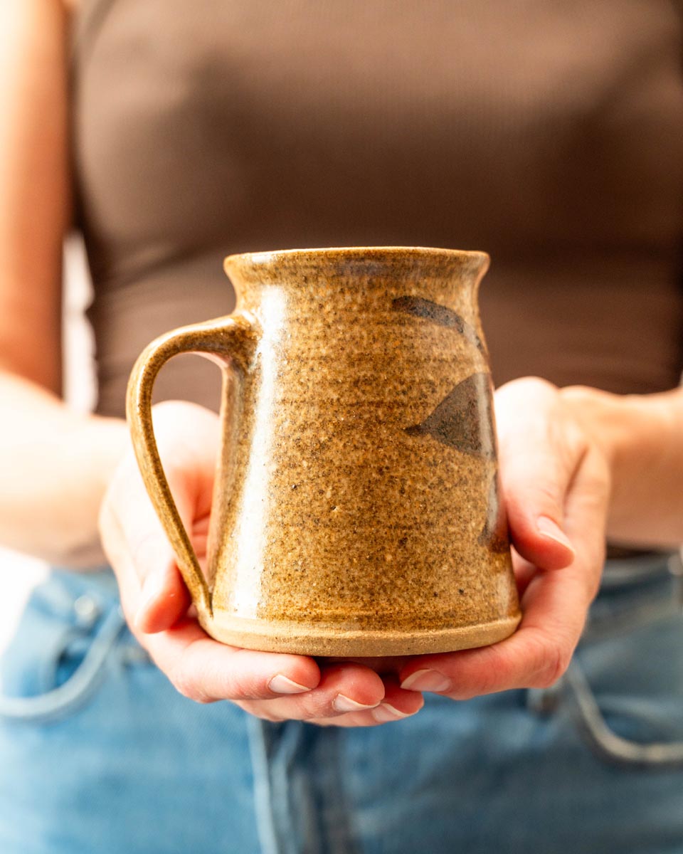 Vintage aardewerken mok met handgeschilderd bladmotief en FROME stempel