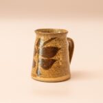 Vintage aardewerken mok met handgeschilderd bladmotief en FROME stempel