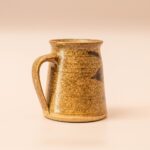 Vintage aardewerken mok met handgeschilderd bladmotief en FROME stempel