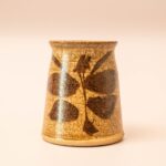 Vintage aardewerken mok met handgeschilderd bladmotief en FROME stempel