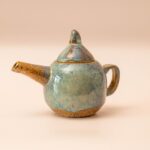 Lichtblauwe handgemaakte keramieken theepot met lange tuit, gemerkt MRI