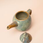 Lichtblauwe handgemaakte keramieken theepot met lange tuit, gemerkt MRI
