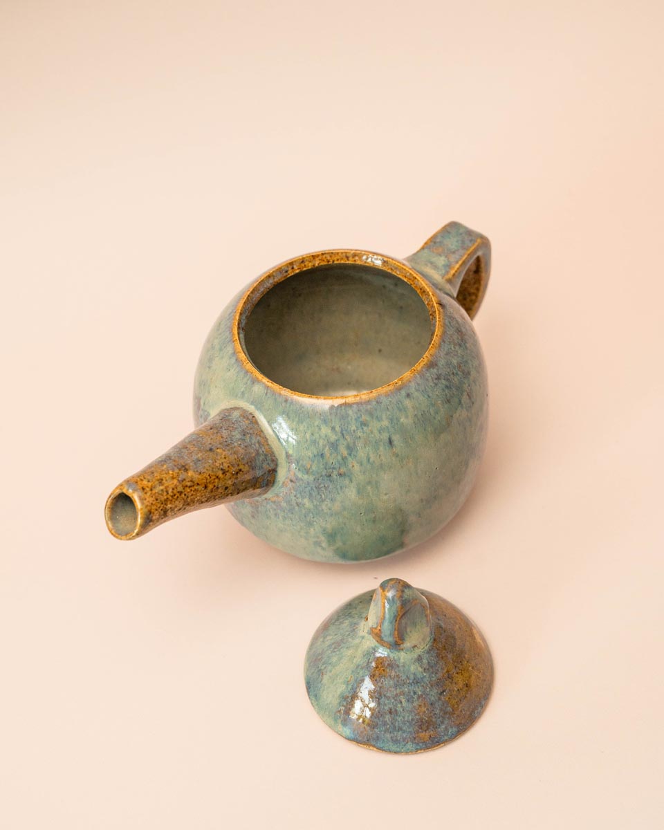 Lichtblauwe handgemaakte keramieken theepot met lange tuit, gemerkt MRI