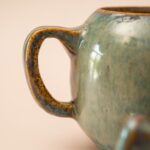 Lichtblauwe handgemaakte keramieken theepot met lange tuit, gemerkt MRI