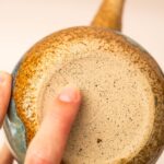 Lichtblauwe handgemaakte keramieken theepot met lange tuit, gemerkt MRI