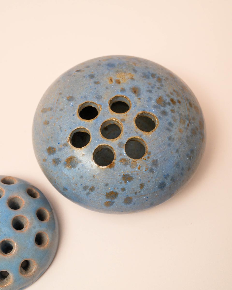 Set van twee blauwe geglazuurde keramieken flower frogs vintage