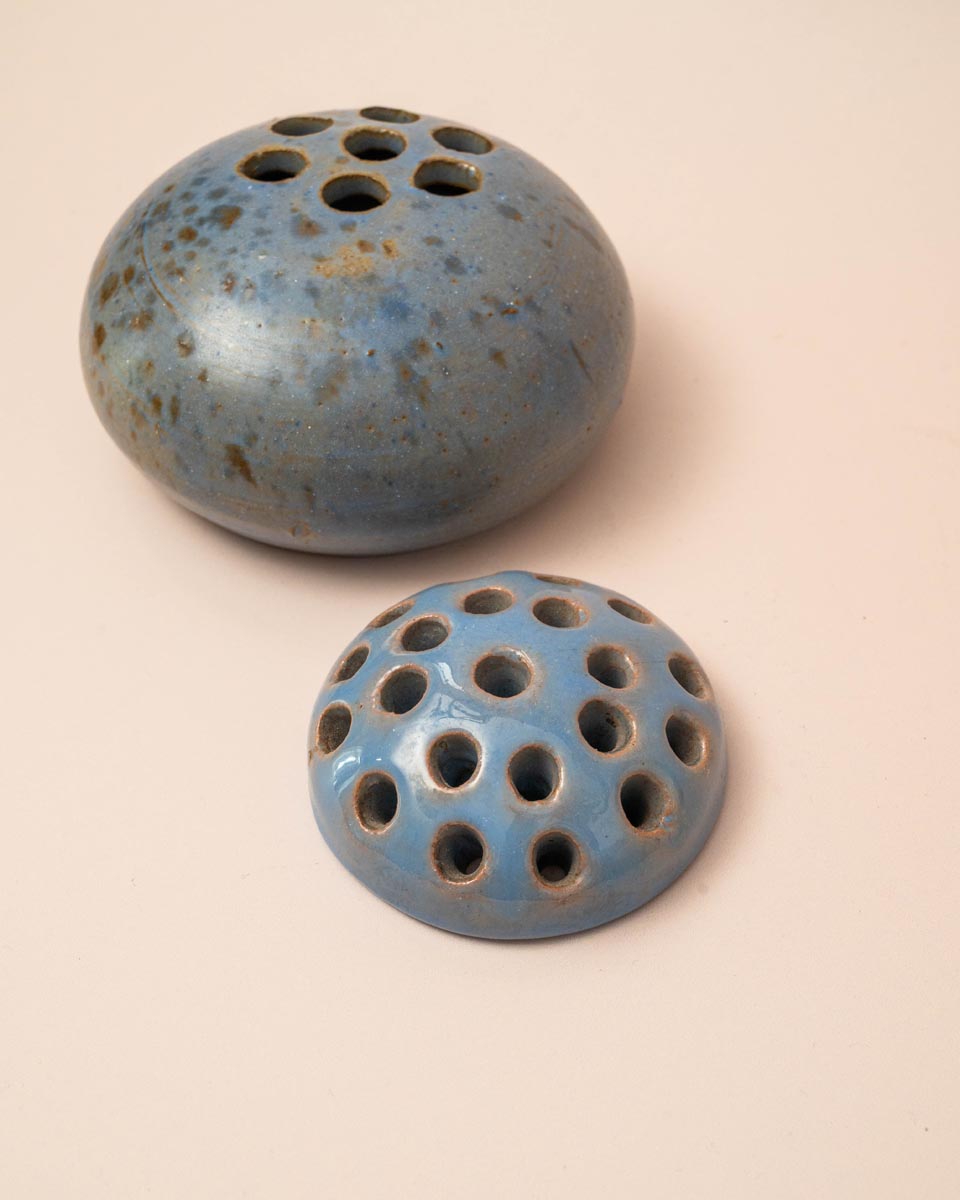 Set van twee blauwe geglazuurde keramieken flower frogs vintage