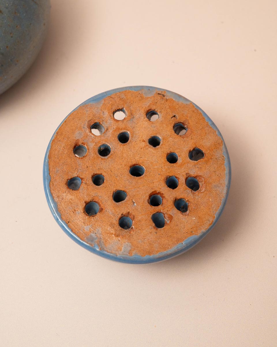 Set van twee blauwe geglazuurde keramieken flower frogs vintage