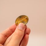 Vintage Toledo damascene broche met gouden vogel en bloemen