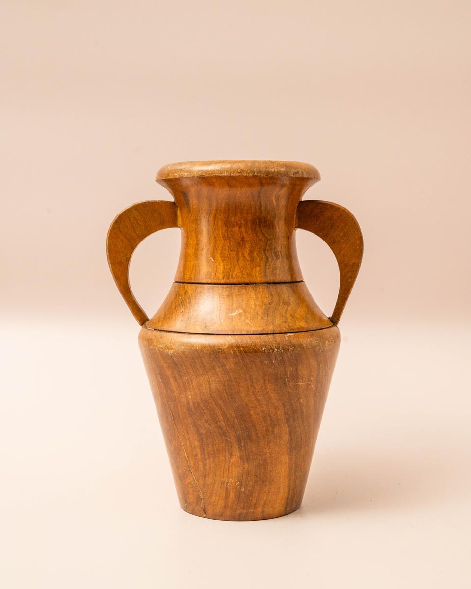 Vintage houten vaas met twee handvatten en zichtbare houtnerf