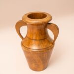 Vintage houten vaas met twee handvatten en zichtbare houtnerf