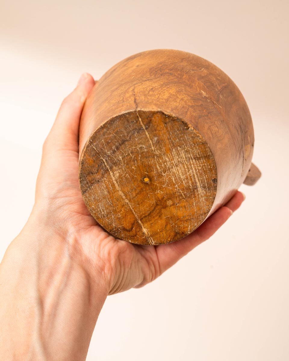 Vintage houten vaas met twee handvatten en zichtbare houtnerf