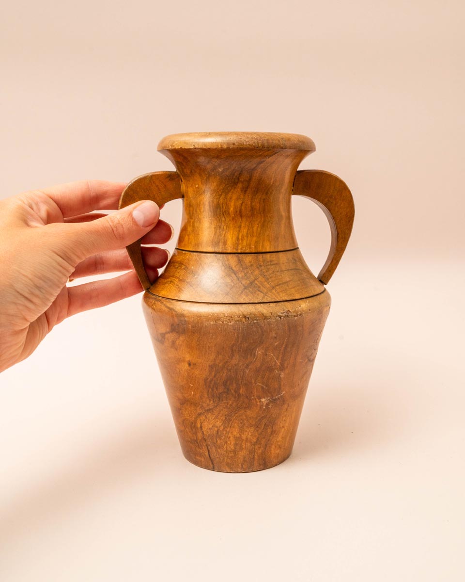 Vintage houten vaas met twee handvatten en zichtbare houtnerf