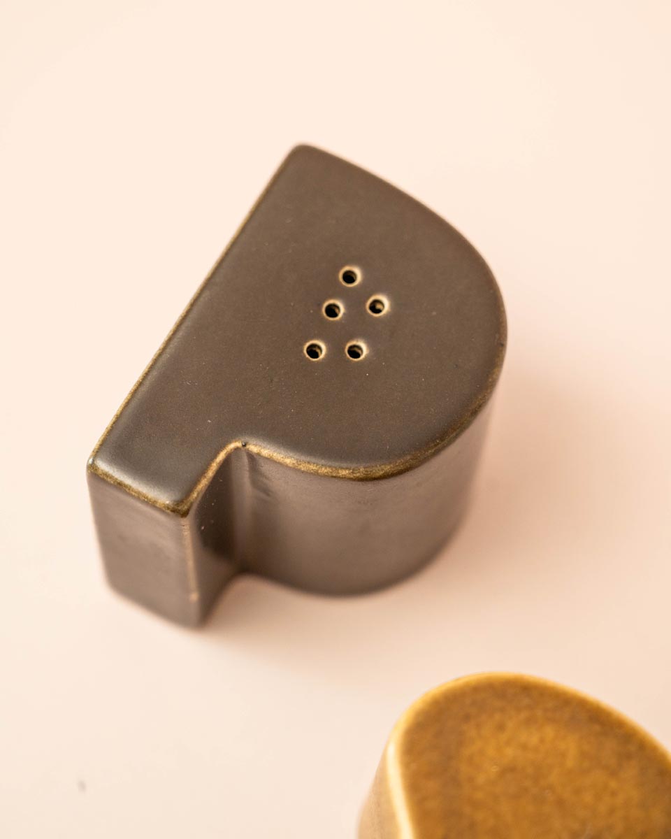 Keramieken peper- en zoutstel in de vorm van letters P en S, bruin en mosterdgeel