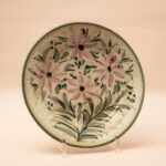 Handgeschilderd bord uit Porches Algarve met groene en paarse bloemenprint