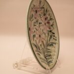 Handgeschilderd bord uit Porches Algarve met groene en paarse bloemenprint