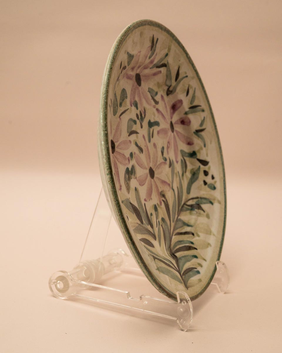 Handgeschilderd bord uit Porches Algarve met groene en paarse bloemenprint