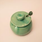 Lichtgroen keramieken suikerpotje Matty met deksel en lepeltje met groene steen