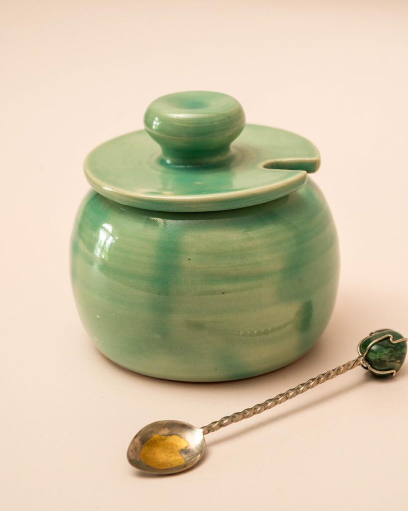 Lichtgroen keramieken suikerpotje Matty met deksel en lepeltje met groene steen
