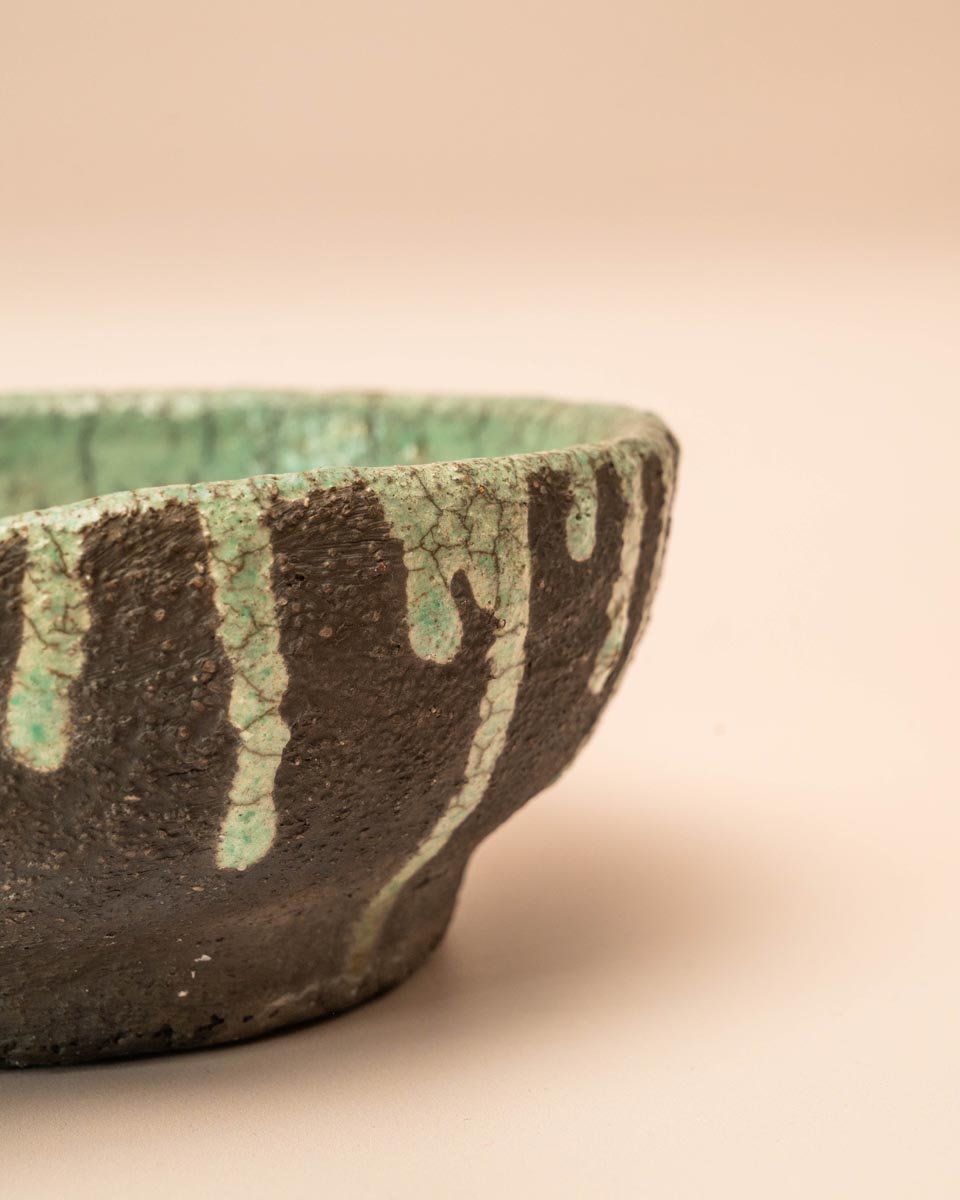 Handgemaakte keramieken schaal met schenktuit TONKE