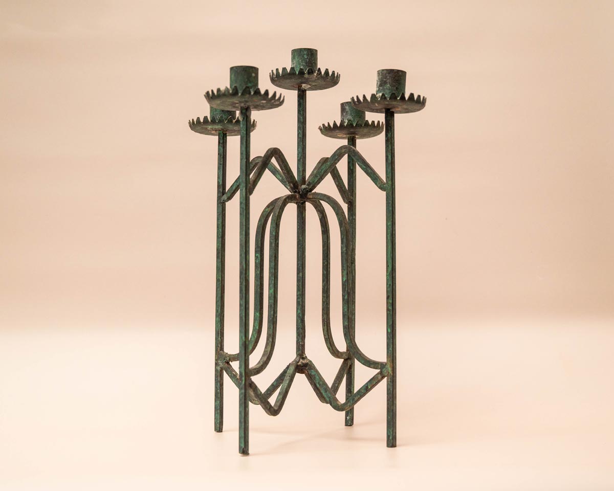 Vintage metalen kandelaar met patina en 5 kaarsarmen