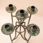 Vintage metalen kandelaar met patina en 5 kaarsarmen