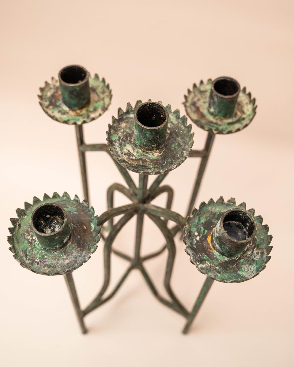 Vintage metalen kandelaar met patina en 5 kaarsarmen