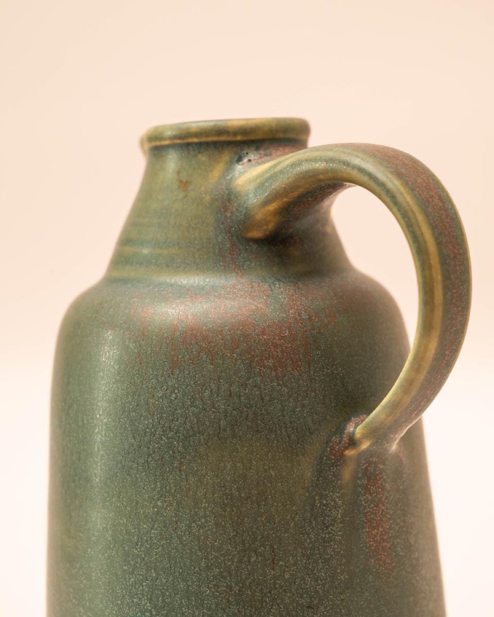 Vintage groen-blauwe keramieken karaf met glazuurdruppels en handvat