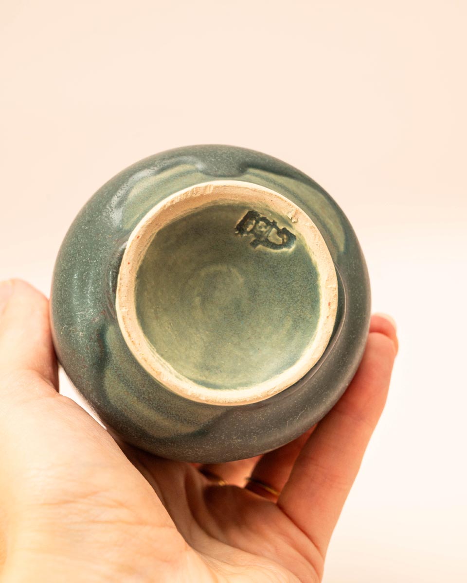 Vintage groen-blauwe keramieken karaf met glazuurdruppels en handvat