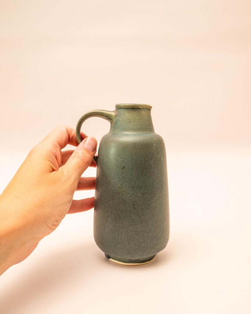 Vintage groen-blauwe keramieken karaf met glazuurdruppels en handvat