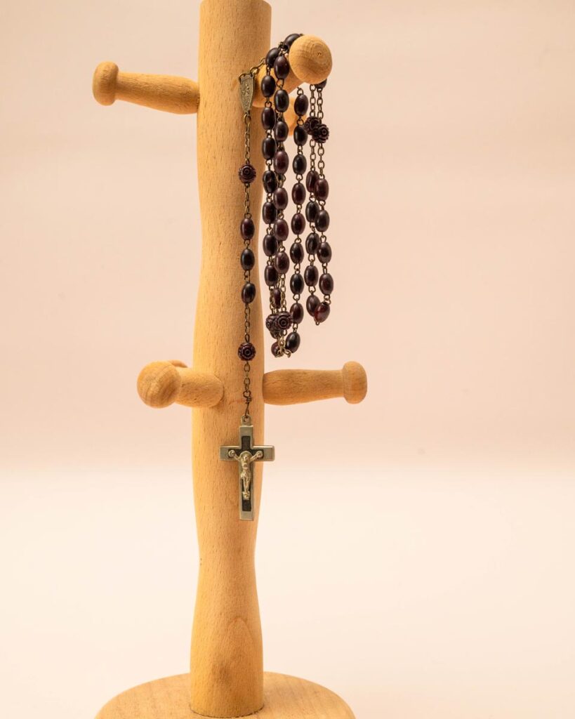 Vintage rozenkrans ketting met ebbenhouten kralen en messing kruisbeeld