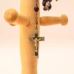 Vintage rozenkrans ketting met ebbenhouten kralen en messing kruisbeeld