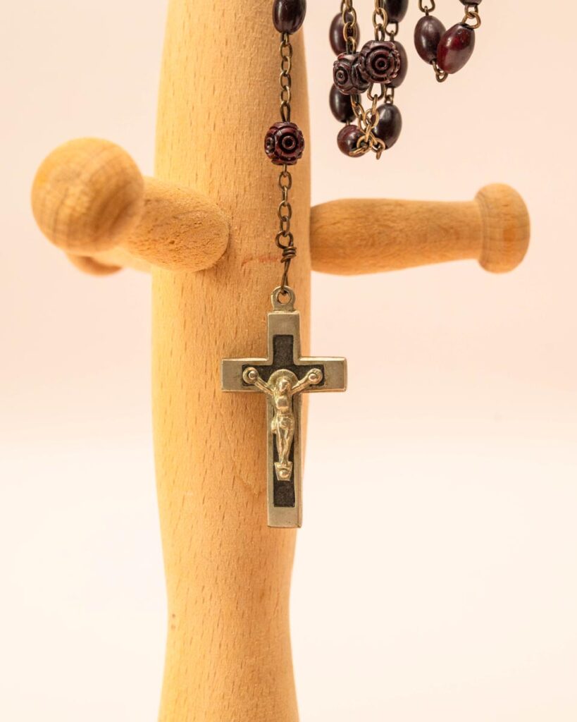 Vintage rozenkrans ketting met ebbenhouten kralen en messing kruisbeeld