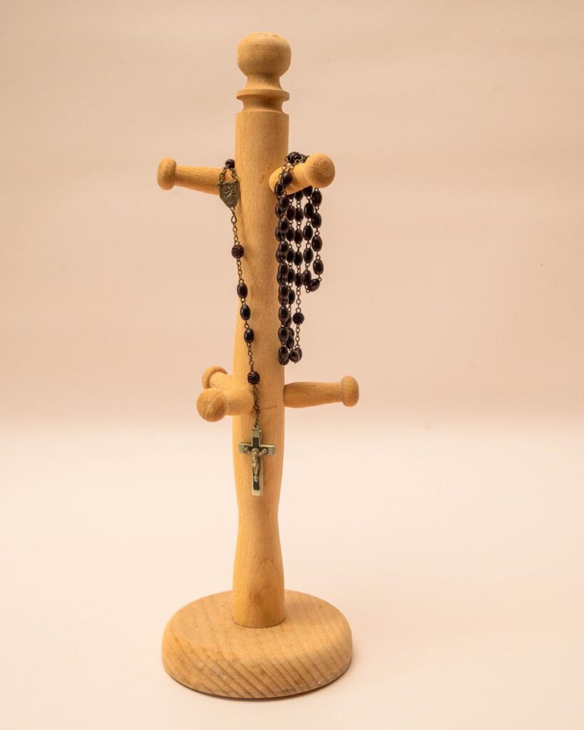 Vintage rozenkrans ketting met ebbenhouten kralen en messing kruisbeeld