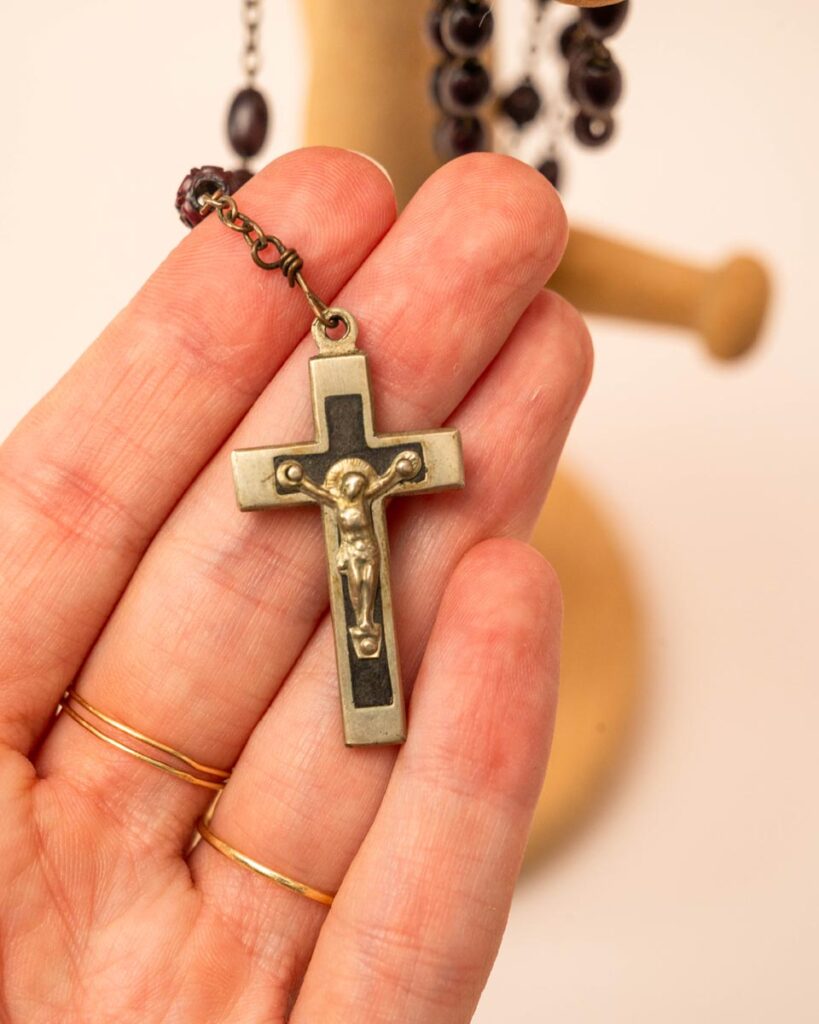 Vintage rozenkrans ketting met ebbenhouten kralen en messing kruisbeeld