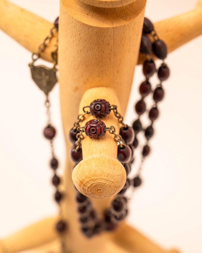 Vintage rozenkrans ketting met ebbenhouten kralen en messing kruisbeeld