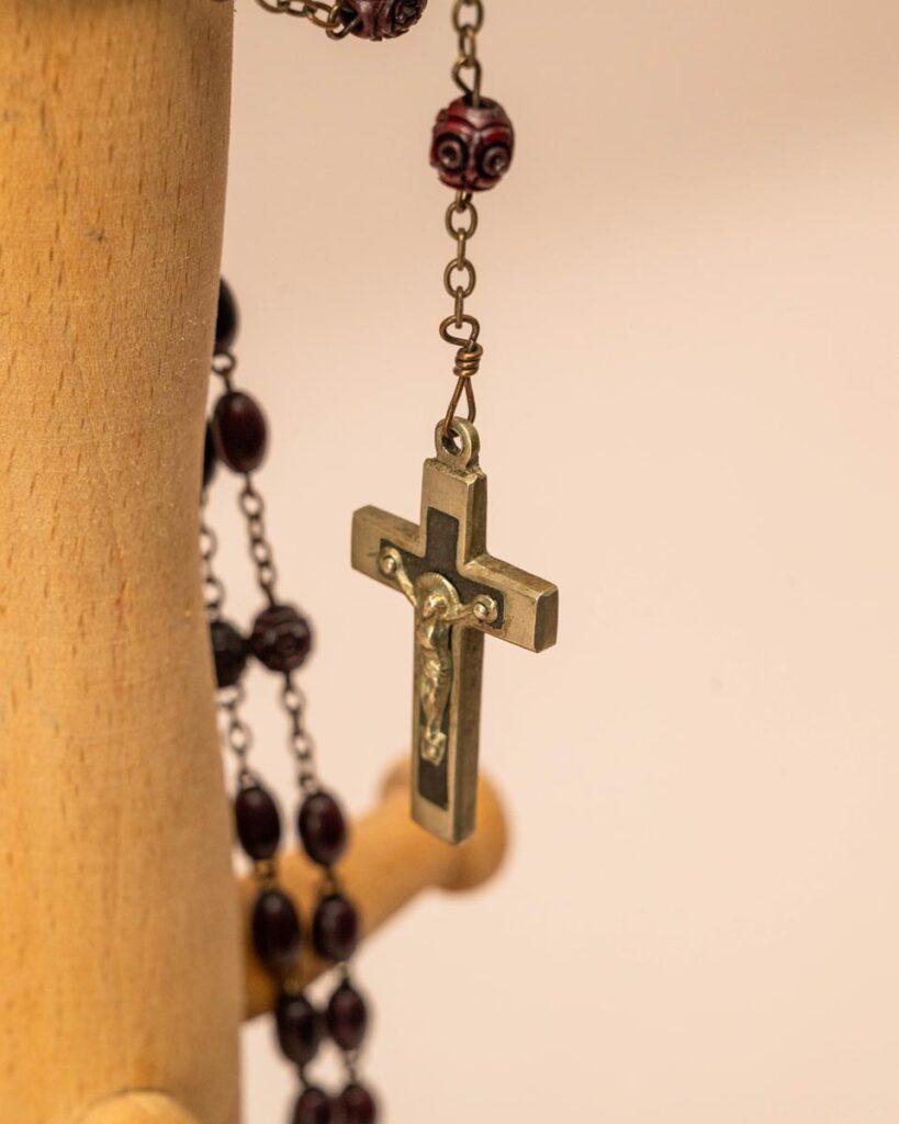 Vintage rozenkrans ketting met ebbenhouten kralen en messing kruisbeeld