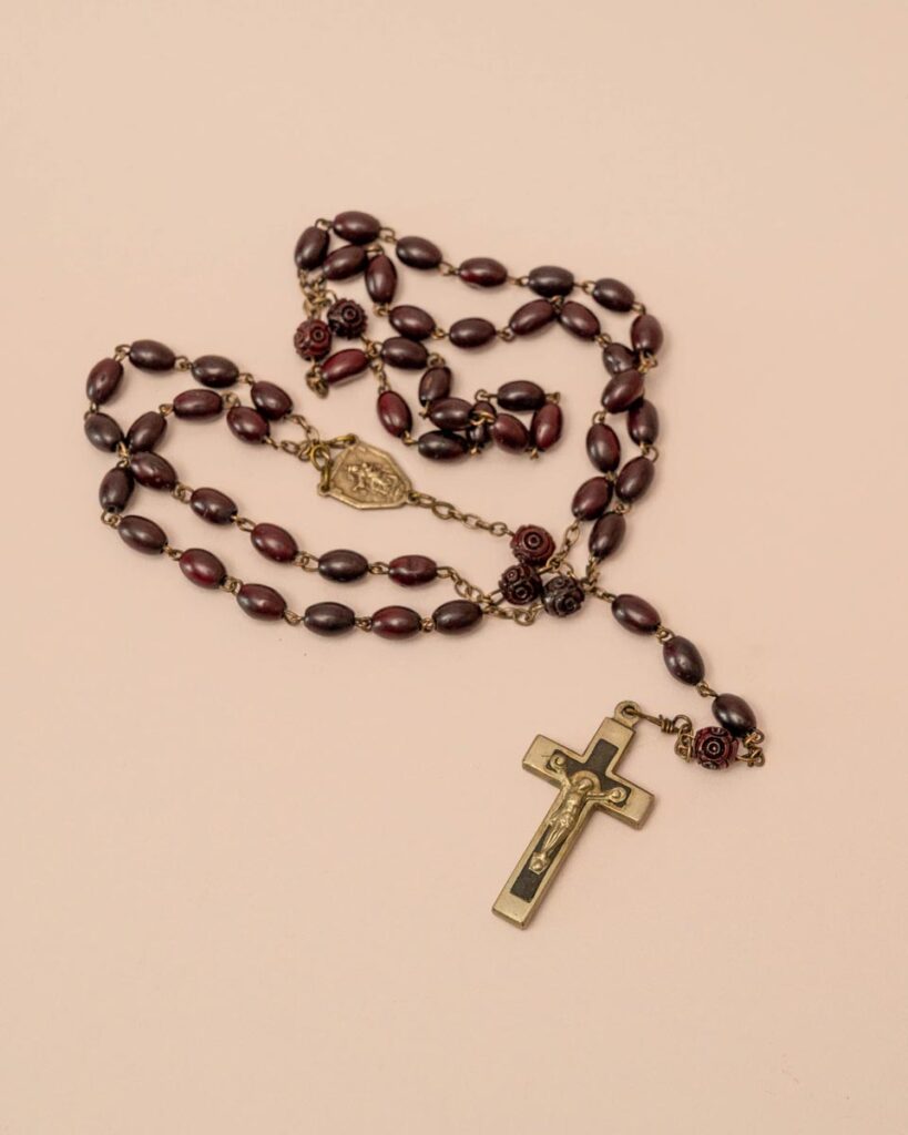 Vintage rozenkrans ketting met ebbenhouten kralen en messing kruisbeeld