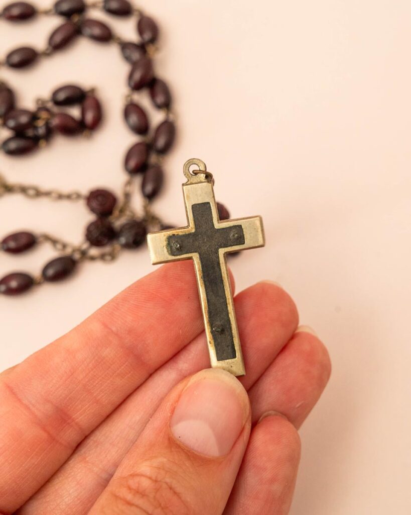 Vintage rozenkrans ketting met ebbenhouten kralen en messing kruisbeeld