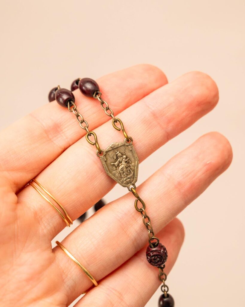 Vintage rozenkrans ketting met ebbenhouten kralen en messing kruisbeeld