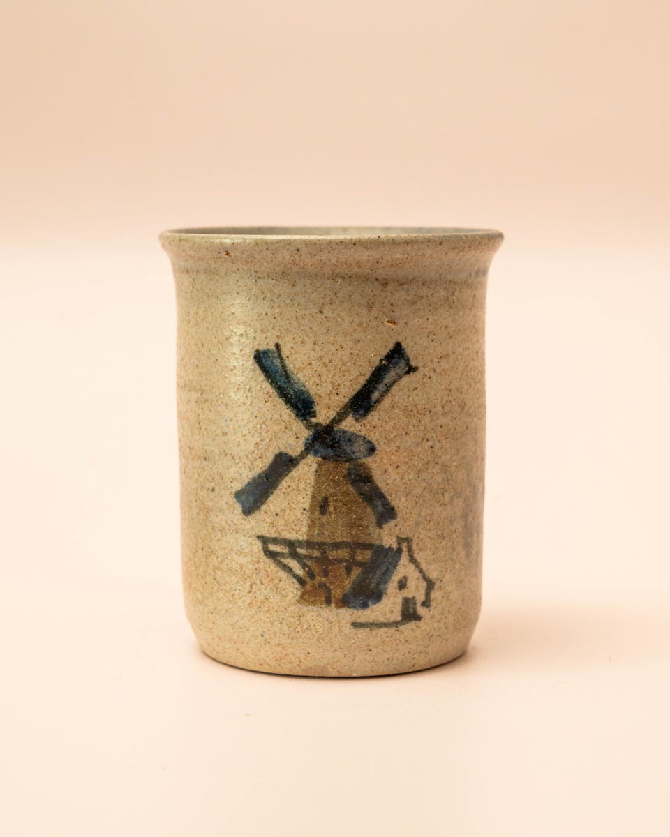 Grijze stoneware mok met molen en markering