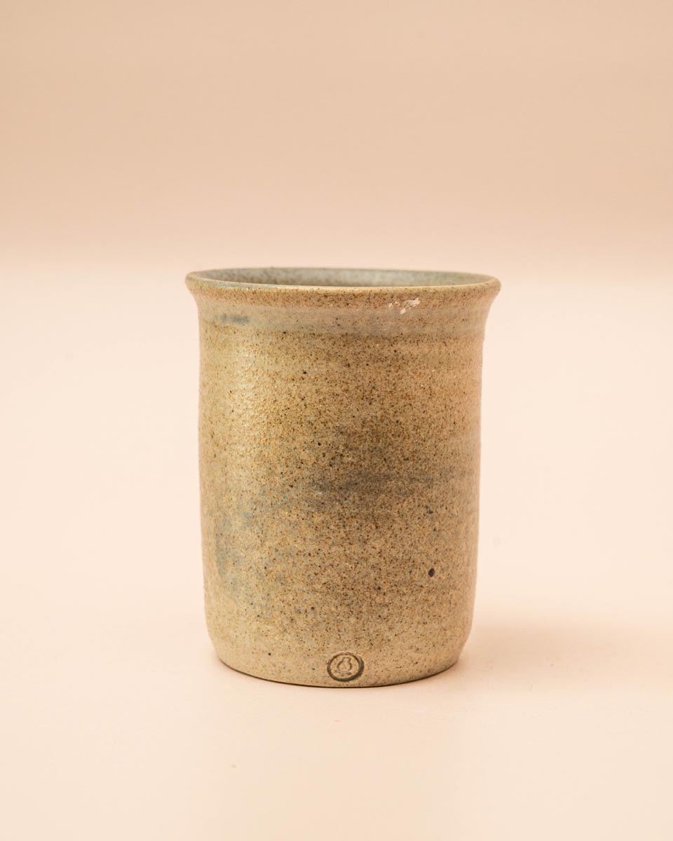 Grijze stoneware mok met molen en markering