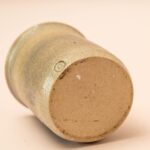 Grijze stoneware mok met molen en markering