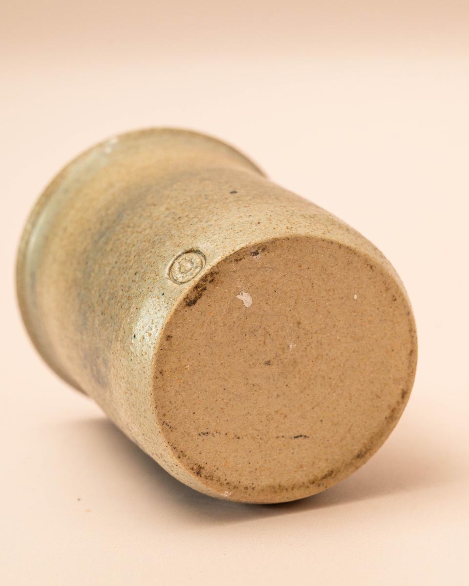 Grijze stoneware mok met molen en markering