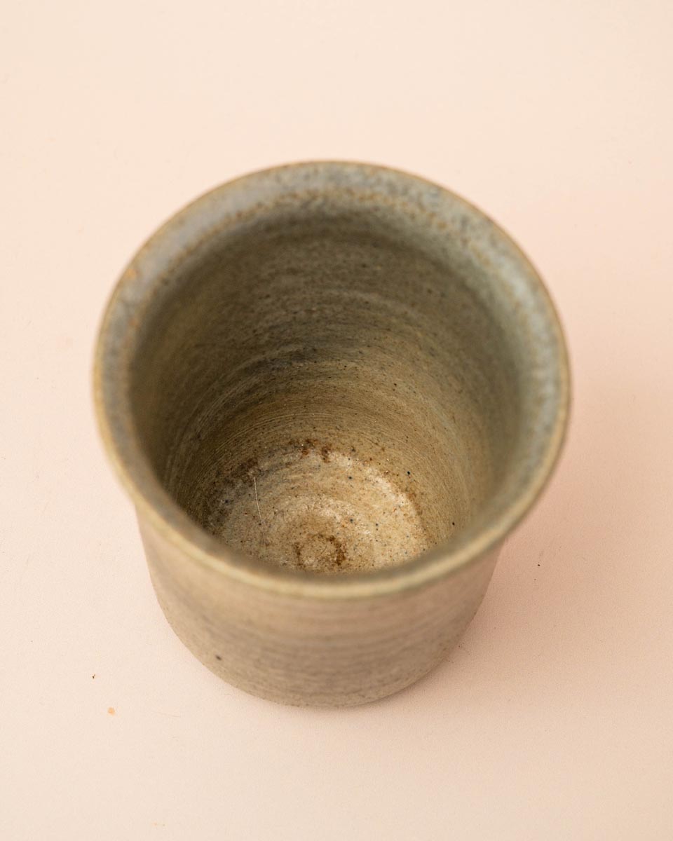 Grijze stoneware mok met molen en markering