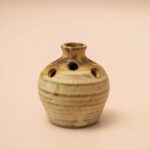 Flower Frog vaasje St Ives 1976 beige met bruin glazuur